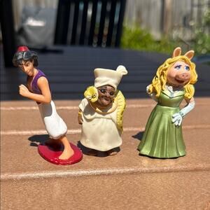 Lot of 3 PVC Disney Figurines with Base Aladdin, Miss Piggy, Odie